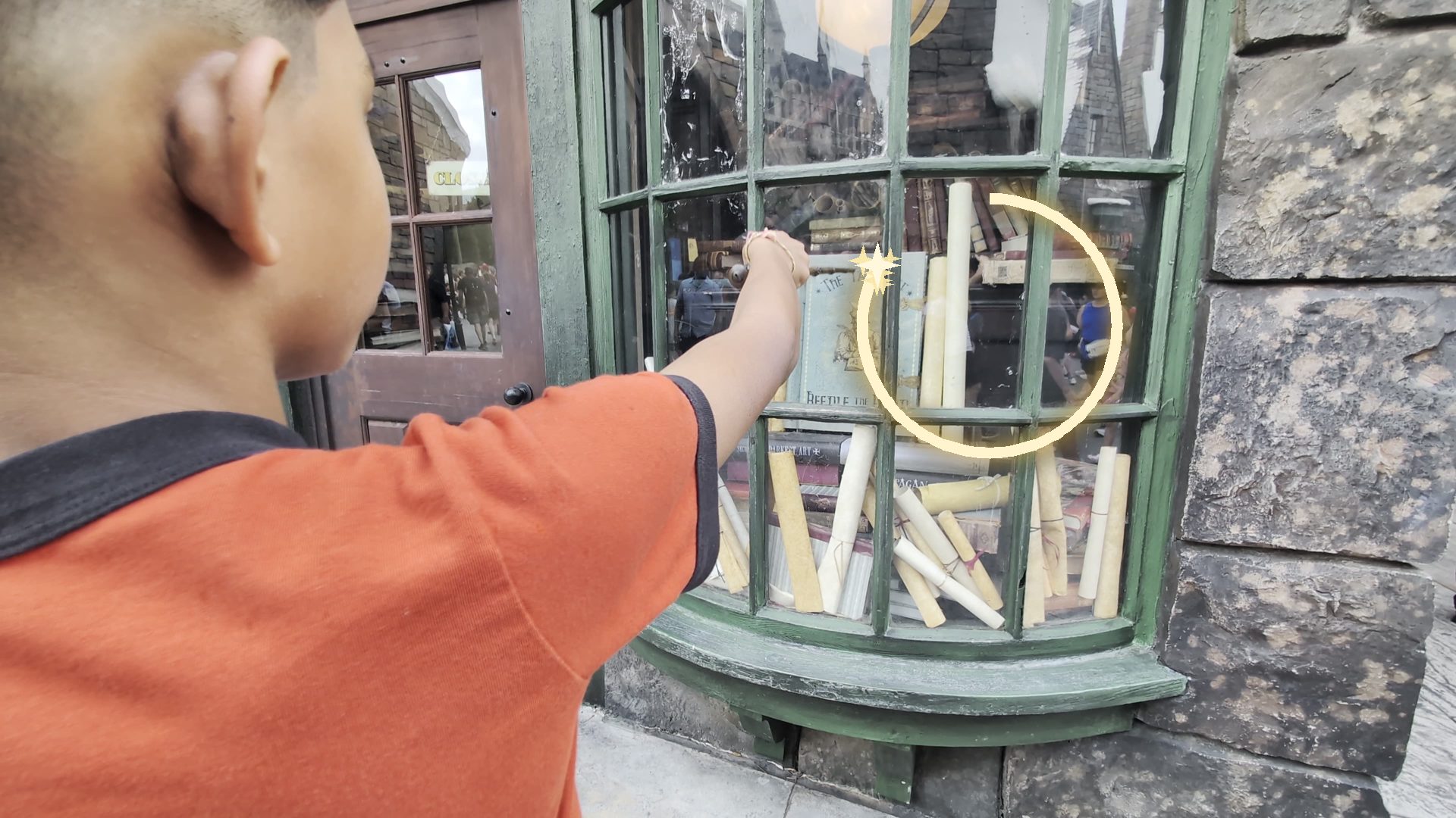 Golden wand magic glyph traced during the Alohomora cast at the Flourish and Blotts window