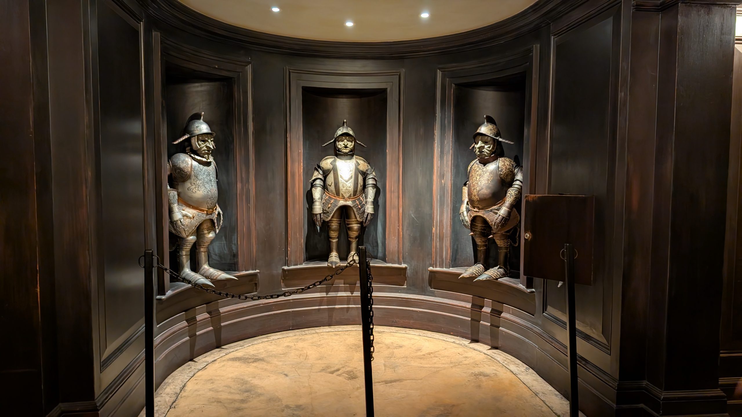 Armored statues in the queue for Harry Potter and the Escape from Gringotts